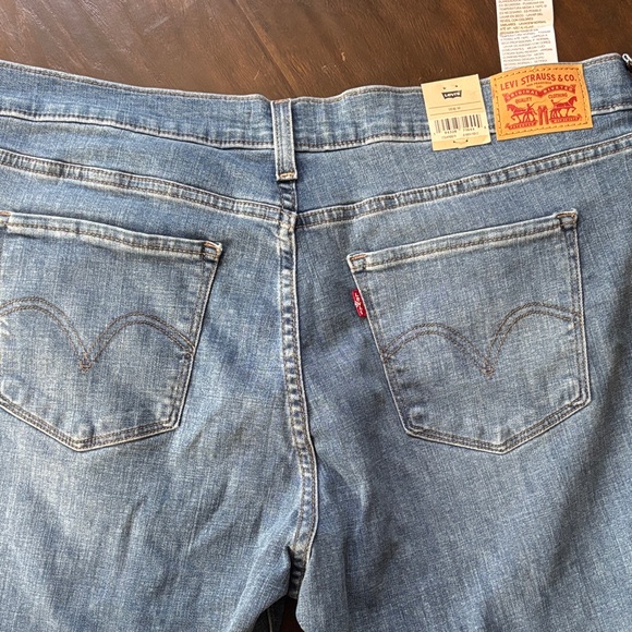 Levi's Relaxed Fit Light Blue Jeans - Picture 4 of 6